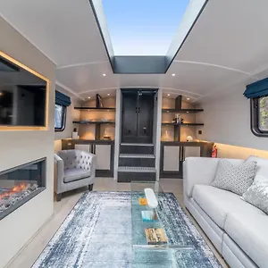 Elegant Houseboat Near Canary Wharf 船屋 伦敦