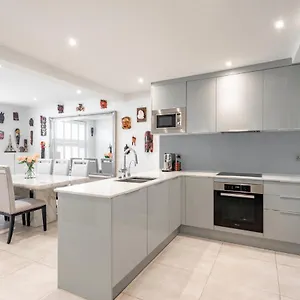 4 Bed Modern House Next To Hyde Park *