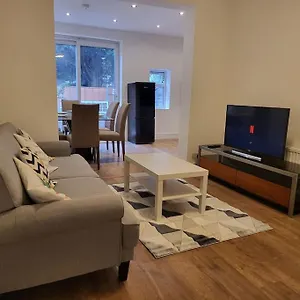 4 Bedroom House - Free Parking, Great Access To London, Herts, Essex Appartamento *