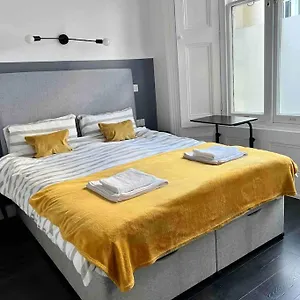 Small Studio In Notting Hill شقة