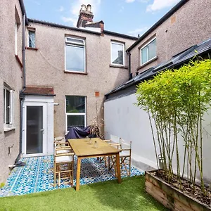 Lovely 2 Bed Streatham With Outside Dining Londýn