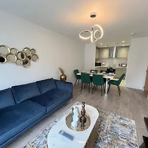 C5, Spacious 3 Bedroom Flat In Wembley Appartamento Londra