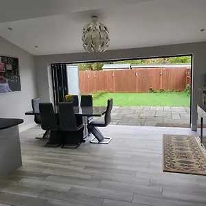 3 Bedroom Spacious House With Parking