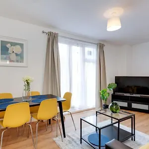 Lovely 3bed Split Level Flat With Outside Space Apartment *