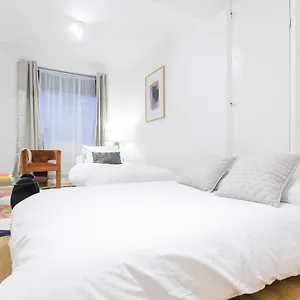Apartment Perfectly Located 1 Bed Above Tube Station *