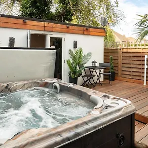 Stunning 4 Bedroom, 3 Bathroom House With Private Hottub & Gym - Escape London, In Lonon