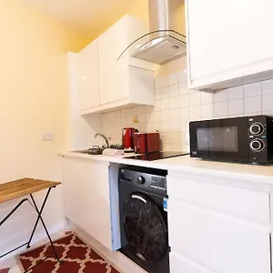 Apartment Charming One-bed Flat Dagenham