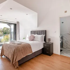 Apartment Refined Living: Three Bedrooms Flat In Cr5 Coulsdon