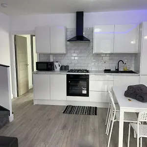 Apartment Remarkable 3-bed In London Hendon