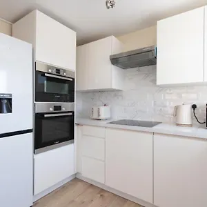 Modern 2 Bed 4 Separate Beds In Thamesmead