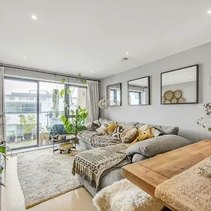 Apartment Stylish 2-bed - Check Profile London