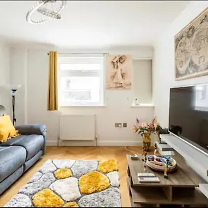 Stunning 2 Bedrooms, 2 Bathrooms Flat.