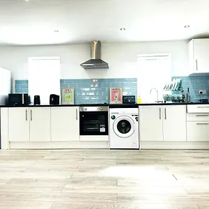 Away From 2 Bedroom Flat 5 Minutes Walk To Alexander Palace Station 15 Min Via Tube To Central With Free Parking Апартаменты *