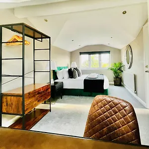 Modern 5 Bed 3 Bath House * Morden (Greater London)