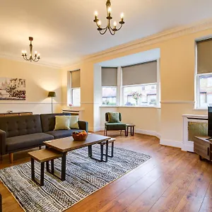 Holiday home Spacious 4 Bedroom House With Free Parking *