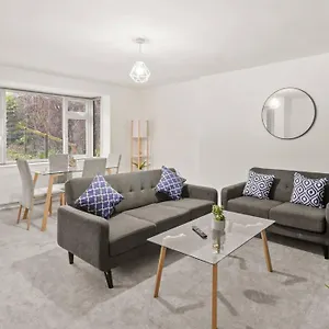 Aisiki At Barnet, Ground Floor 2 Bedroom &1 Bathroom Pet-friendly Flat, Double Beds With Free Wi-fi *