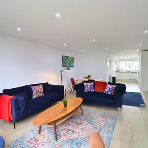 London Beautiful Three Bedroom House Holiday home Mitcham