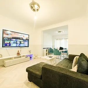Luxury Retreat 5 Bedrooms With Driveway & Garden Holiday home Welling