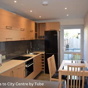 Chandos - 4 Bedroom House - 20 Mins To Centre