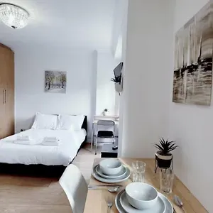 Modern With Patio Apartment London