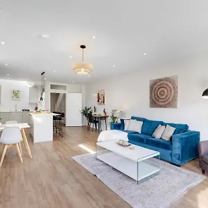Luxury 5 Bedroom, 4 Bathroom In * Purley