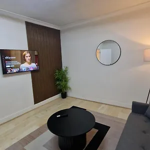 Luxury Near Tube Station *