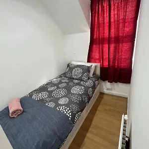 Good Priced Single In East Acton London