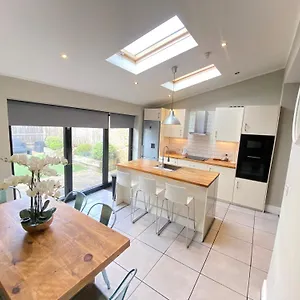 Lovely 2 Bed Patio Close To Wimbledon Tennis Apartment *