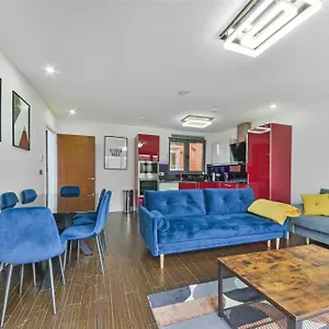 Large 2 Bed 2 Bath Flat With Patio, Canary Wharf Apartment London