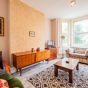 Charming Homely 3 Bedroom Flat In London