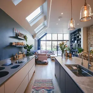 Stunning 5-bedroom House In The Heart Of * London