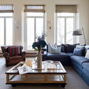 One Palace Gate Apartment *