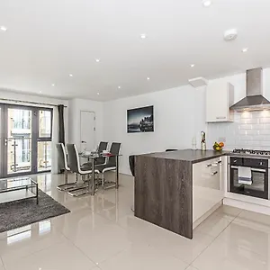 Beautiful Canary Wharf Apartment