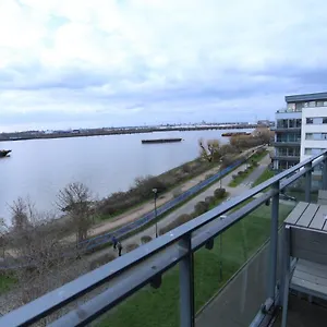 Lovely 2 Bed 2 Toilet Hill House River View *