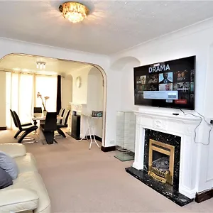 Holiday home London Deluxe 3 Bedroom House With Parking Space