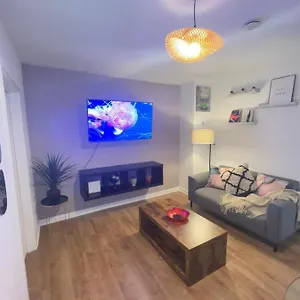 Lively 1 Bed In Buzzing East London! Apartment *