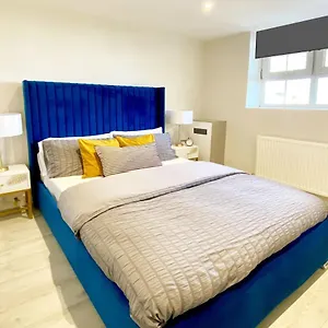 Perfect Location- 5 Minutes From Tower Bridge ! 8 Minutes Walk From Tube London