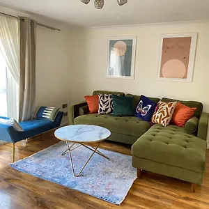 Stunning 3 Bedroom Family House In London, Private Parking And Garden, With Great Transport Links To London, The Excel Centre, Canary Wharf, The O2! *