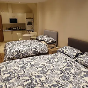 Апартаменты London Luxury 2 Bed 4 Mins From Stn - Free Parking, Wifi, Garden Access *