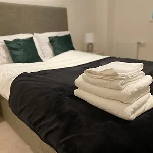 Triple T Homes Cosy 2 Bedroom With Balcony *