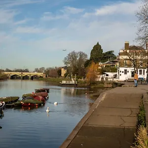 Three Bedroom House With Large Garden A Short Stroll From Richmond's Riverside Pubs And Restaurants