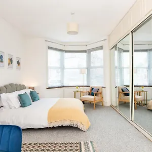 Ground Floor En-suite With A Private Kitchen And Parking In A 5-bedroom House At * Hanwell