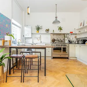 Stunning 2br Wpatio In Dalston, 2 Min To Tube