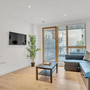 Spacious 2 Bedroom With Balcony * London