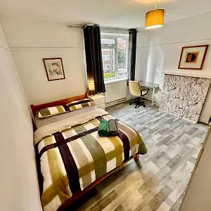 Aldgate East R1 Guest house London