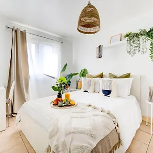 Boho Chic Tower Bridge Gem, Sleeps 8 Apartment