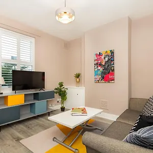 Holiday home Renovated 3br Wgarden In Stratford, 1min To Train