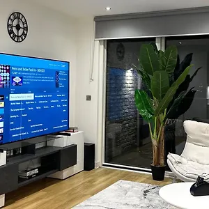 Beautiful 2-bed High Rise In Royal Wharf Apartment