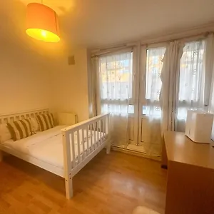 Aldgate Flats Apartment