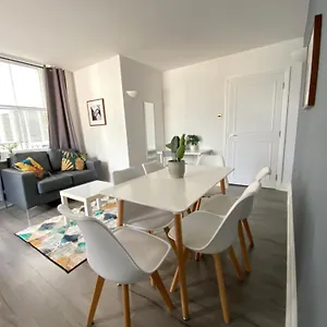 Stylish Escape Apartment London